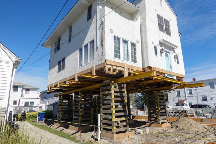 Located in Grand Junction, Colorado, we are a company that specializes in house lifting, small distance house moving, piles and foundations.